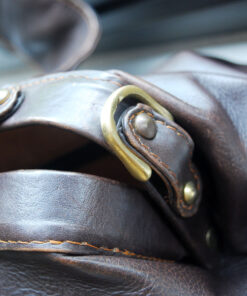 Túi da thật màu nâu phong cách vintage kiểu dáng doctor bag.