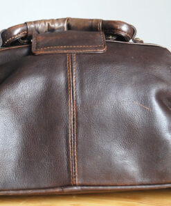 Túi da thật màu nâu phong cách vintage kiểu dáng doctor bag.