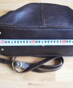 Túi da thật màu nâu phong cách vintage kiểu dáng doctor bag.