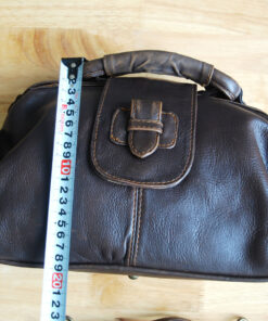 Túi da thật màu nâu phong cách vintage kiểu dáng doctor bag.
