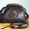 Túi da thật màu nâu phong cách vintage kiểu dáng doctor bag.