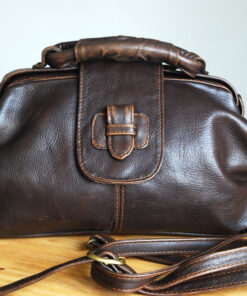 Túi da thật màu nâu phong cách vintage kiểu dáng doctor bag.